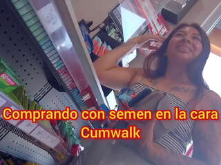 Comprando con la cara llena de semen Cumwalk